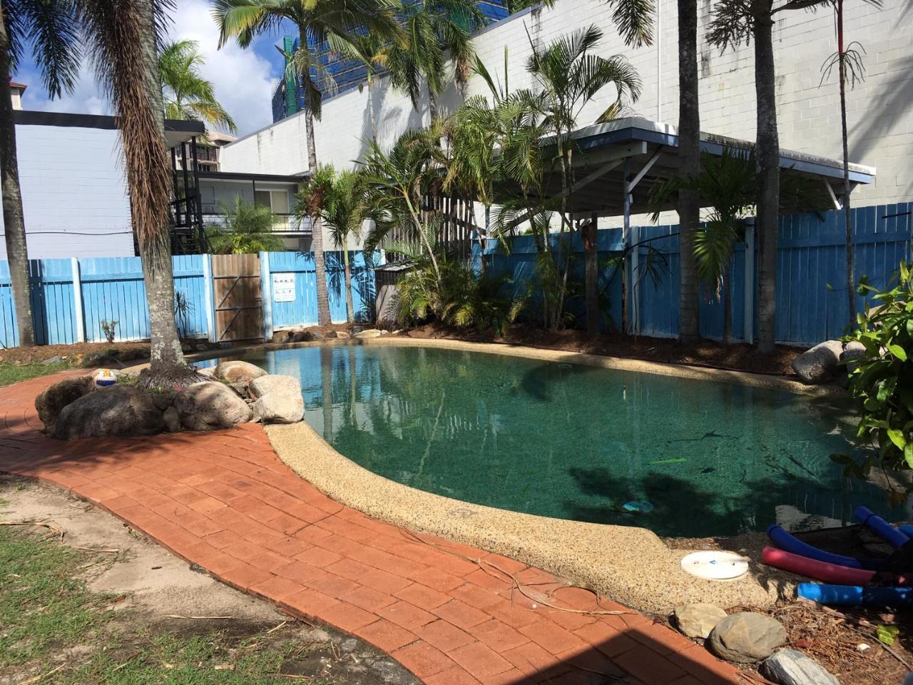 Reef Backpackers Hostel Cairns Exterior photo